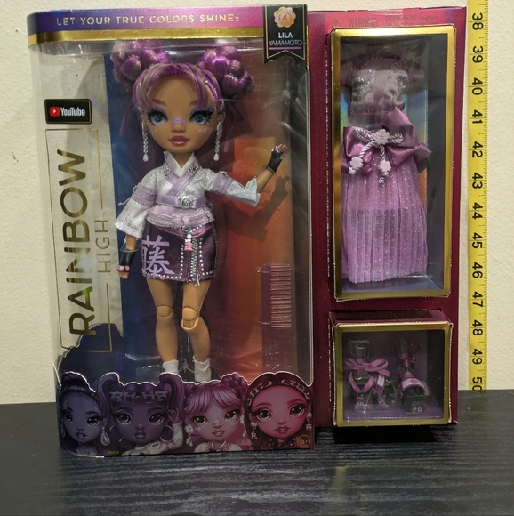 Rainbow High Fashion Set with Burgundy Accents Lila Yamamoto - Picture 2 of 11